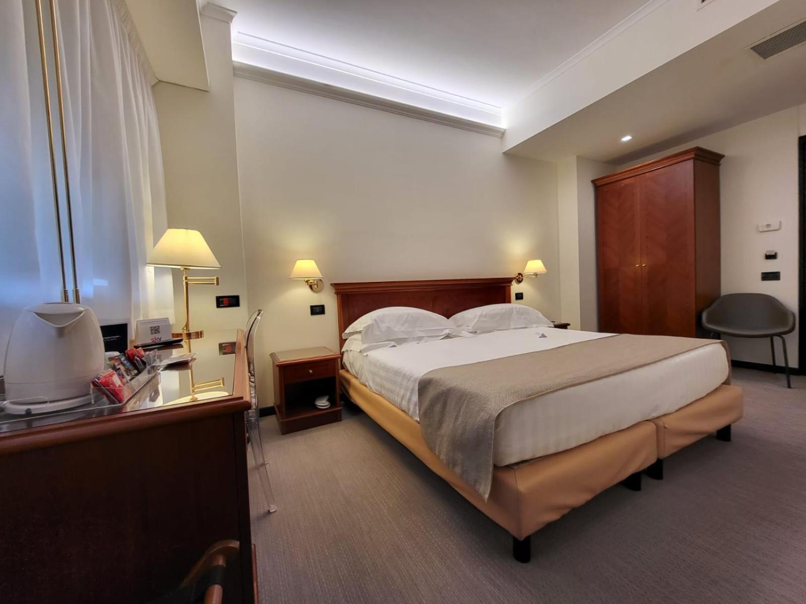 Hotel Western Plaza