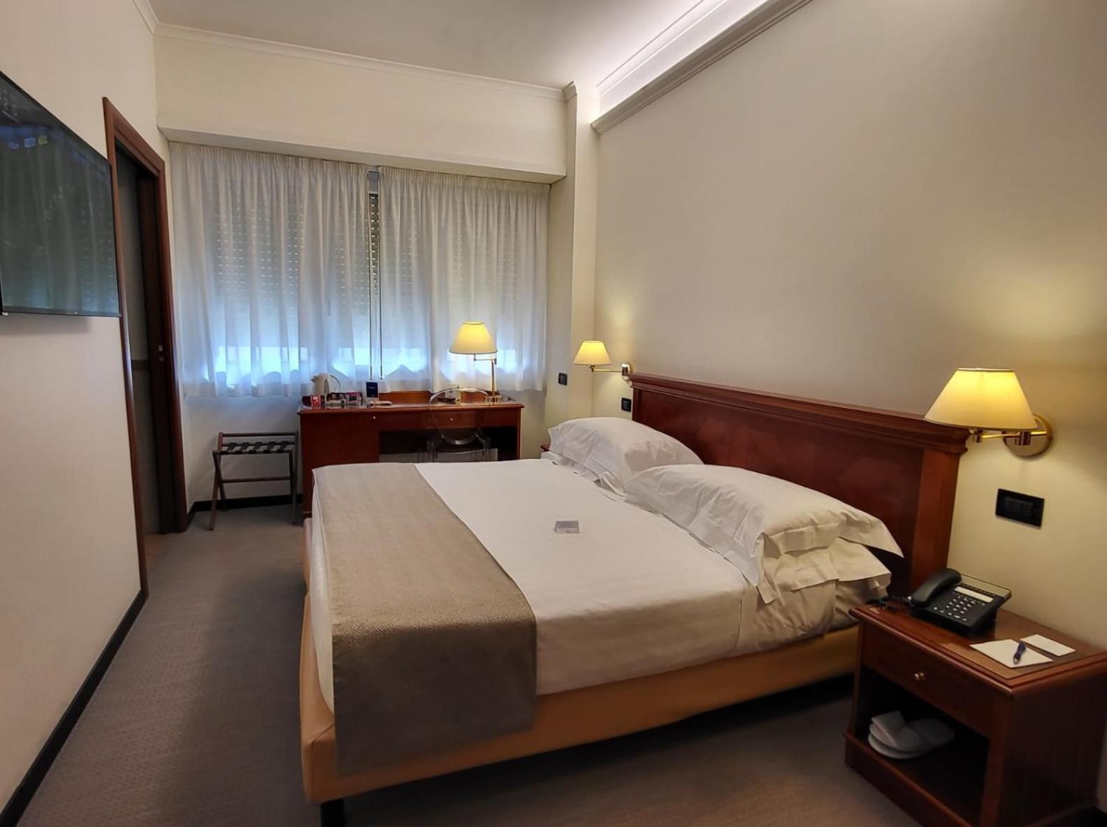 Hotel Western Plaza